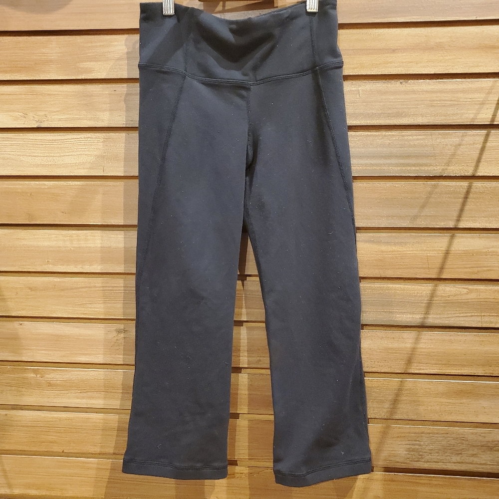 Lululemon black capri "gather and crow" yoga pants